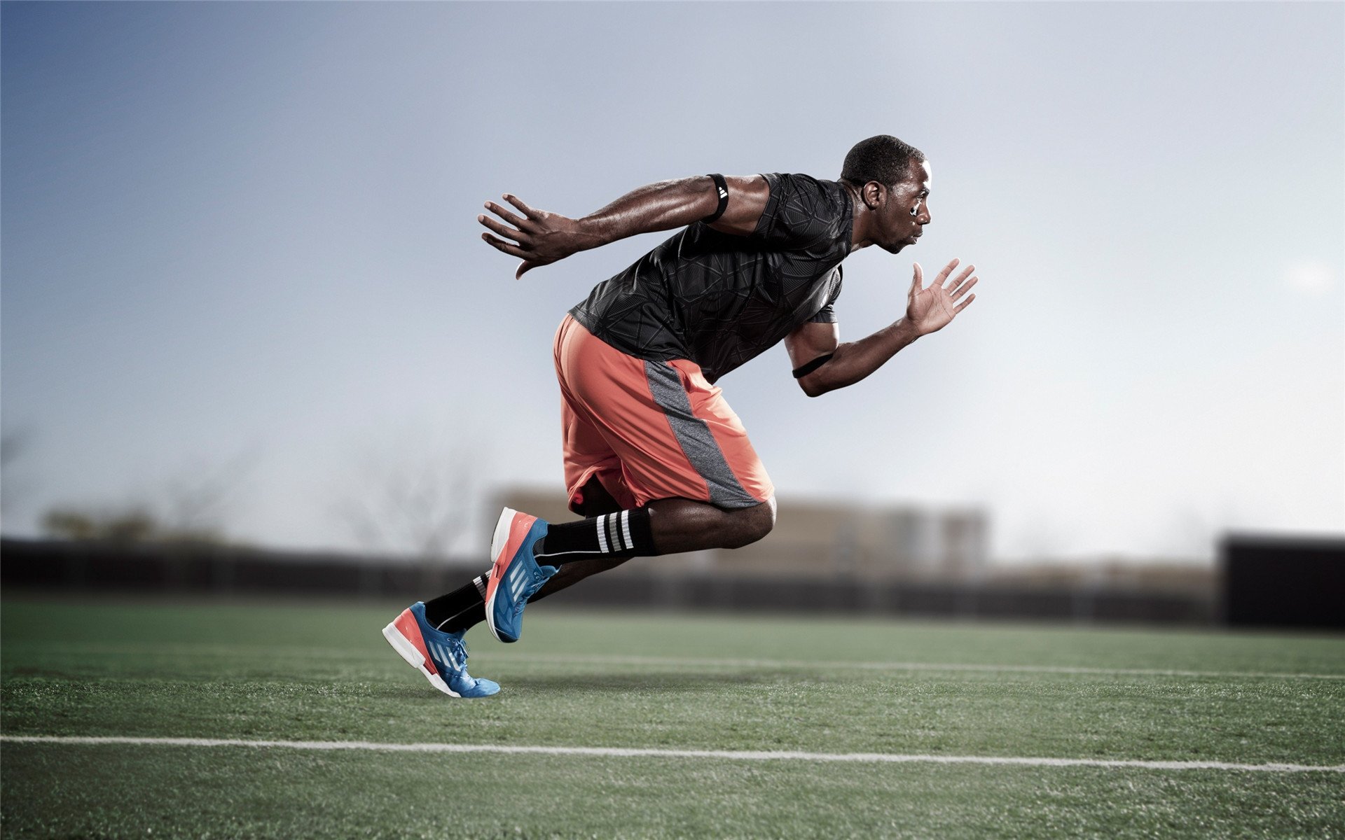 九游中心官网-“高新体育中心：网球选手挑战极限，赛场火爆”